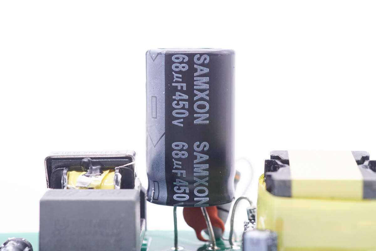 初级主控芯片来自昂宝,型号ob2269,是一颗高性能电流模式反激控制器