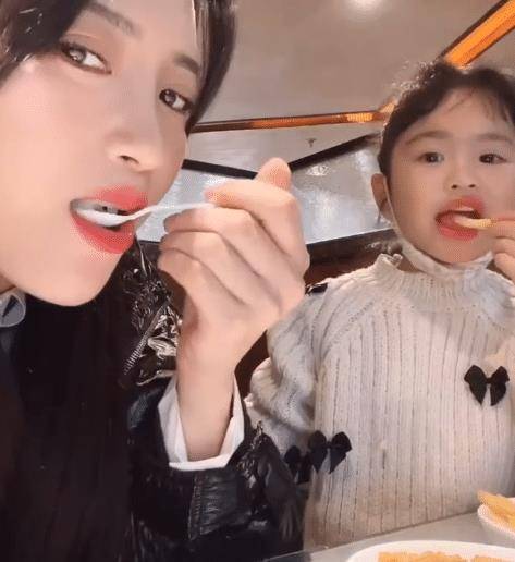 包贝尔带女儿旅游,包饺子涂口红,梳丸子头,才5岁就有自己的手机_包文