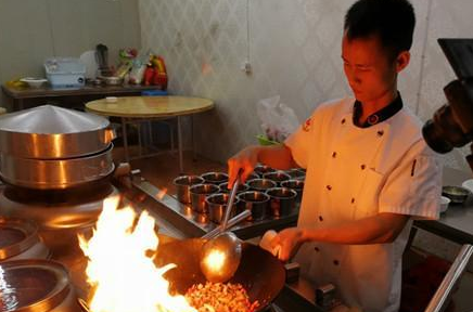 一个非常有能力的人,据了解,他在自己15岁的时候就接触了厨师这个行业