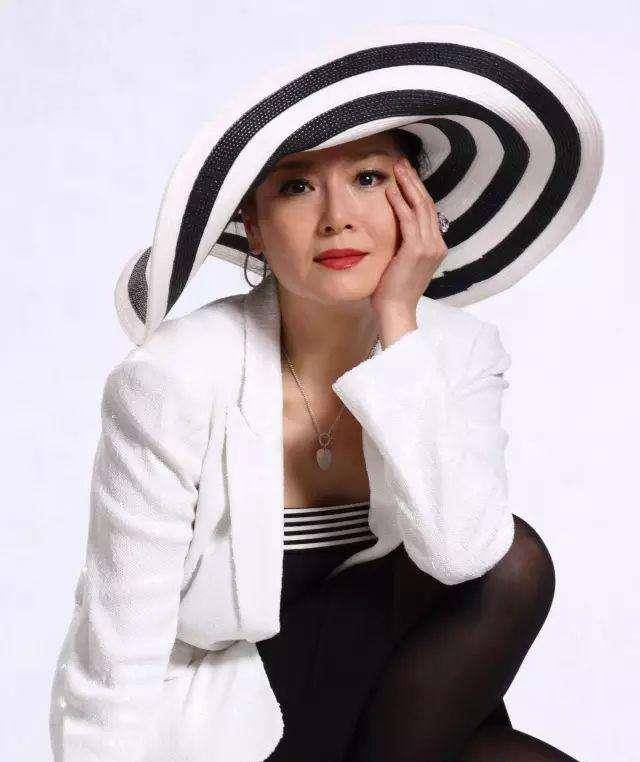 "流氓大亨"万梓良,和小九岁女友相看两厌,后迎娶小16岁女友_恬妞_时候