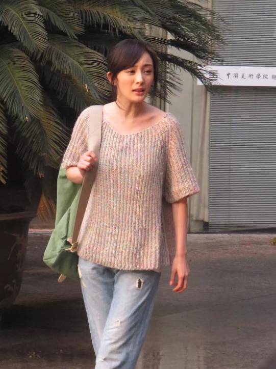杨幂多年前拍戏照片曝光:造型土气脖子前倾,网友:果然人靠衣装_郭珍霓