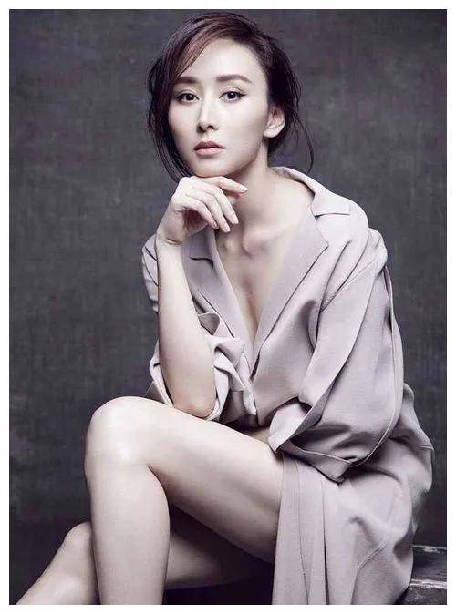 胡静:优雅气质,和谐母子典范,尽显魅力_儿子_母爱_身材