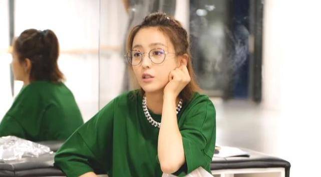 佟丽娅彩排懒得化妆,素颜显皮肤黑,戴眼镜的样子却让我"酸了"_选手