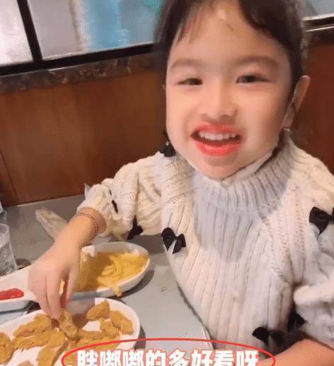 包贝尔带女儿旅游,包饺子涂口红,梳丸子头,才5岁就有自己的手机_包文