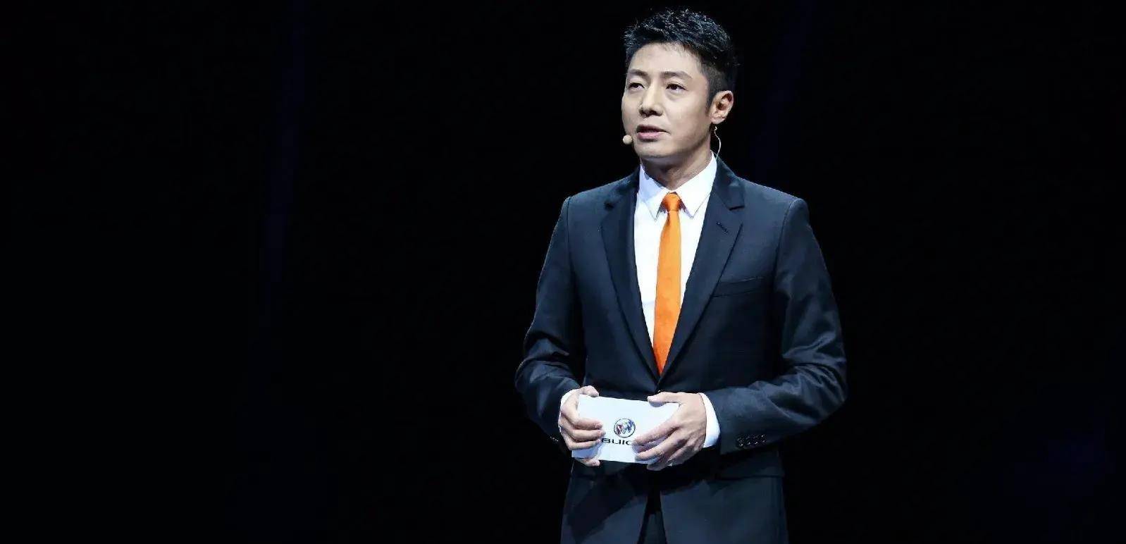 撒贝宁李白带龙凤胎回乡过年,小撒兄妹罕同框,俩混血娃呆萌可爱_家庭