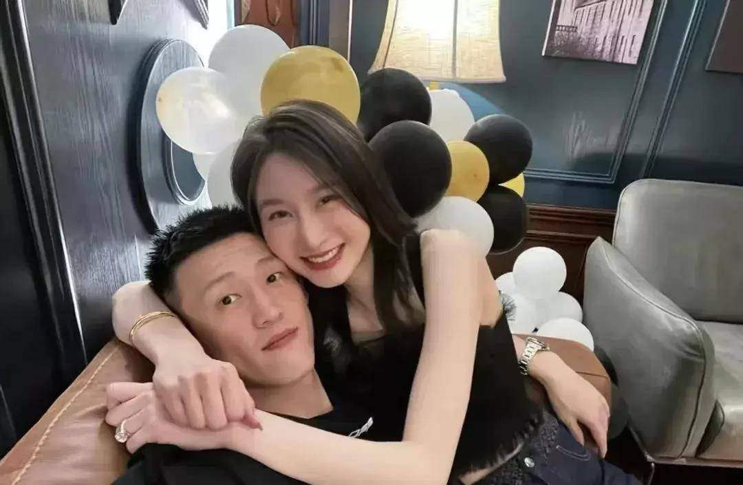 周鹏刘小美的恩爱:缘分始于篮球,常在社交媒体分享彼此甜蜜时刻