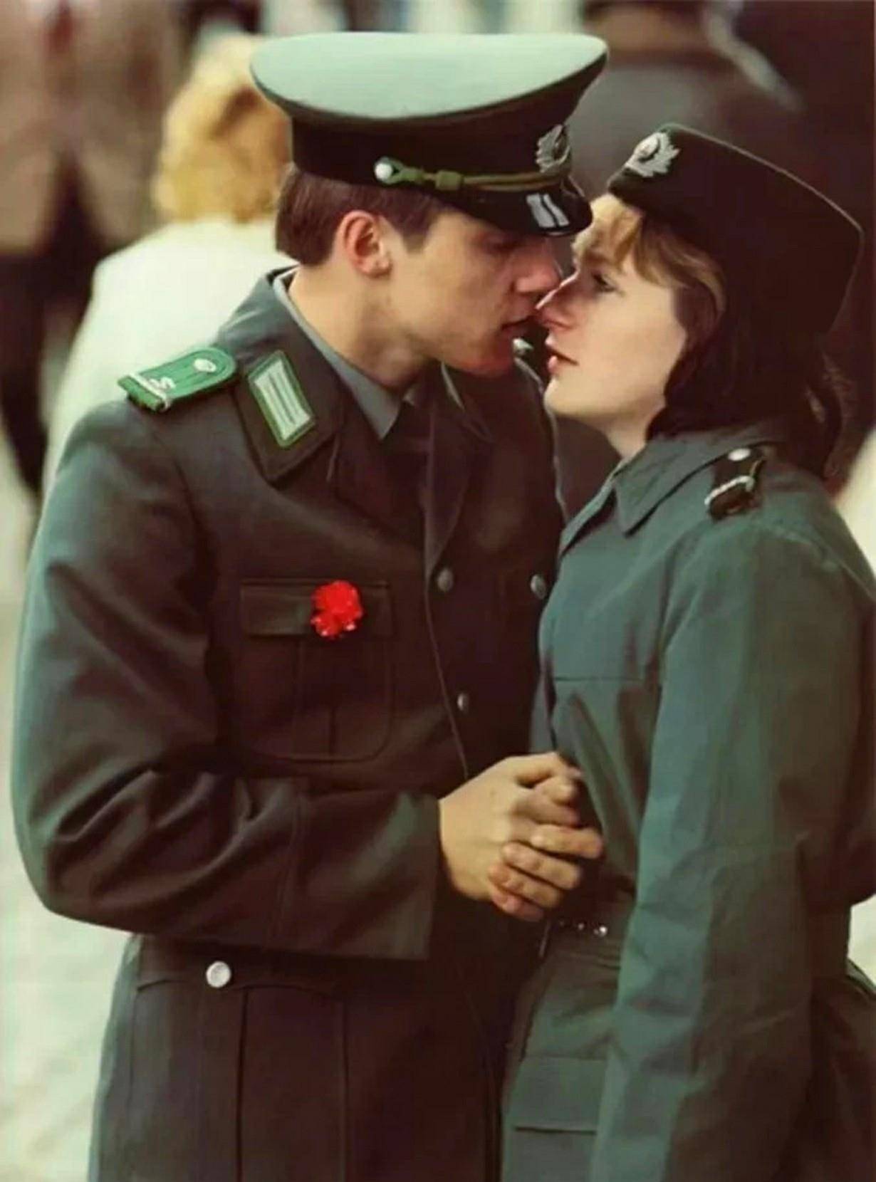 33张颠覆想象的照片,英国女兵炫耀腿上纹身,法军给德军女友剃头_列宁