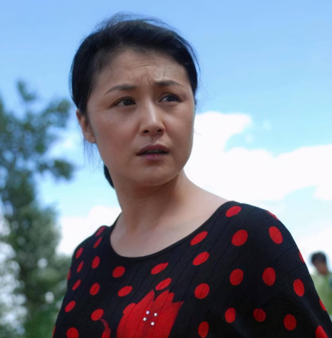 实际上,在王长贵因公去世后,谢大脚在《乡村爱情》中也跟着遭殃,戏份