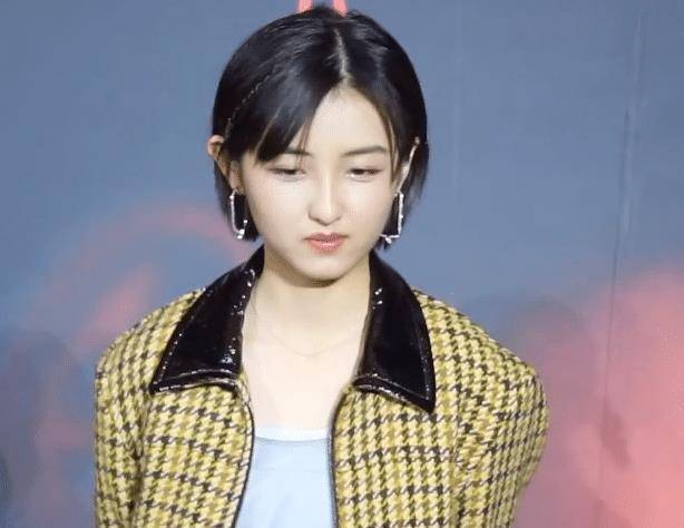 张子枫现身成都,皮肤白嫩侧颜超美,同框168女演员,身高真相了_妹妹