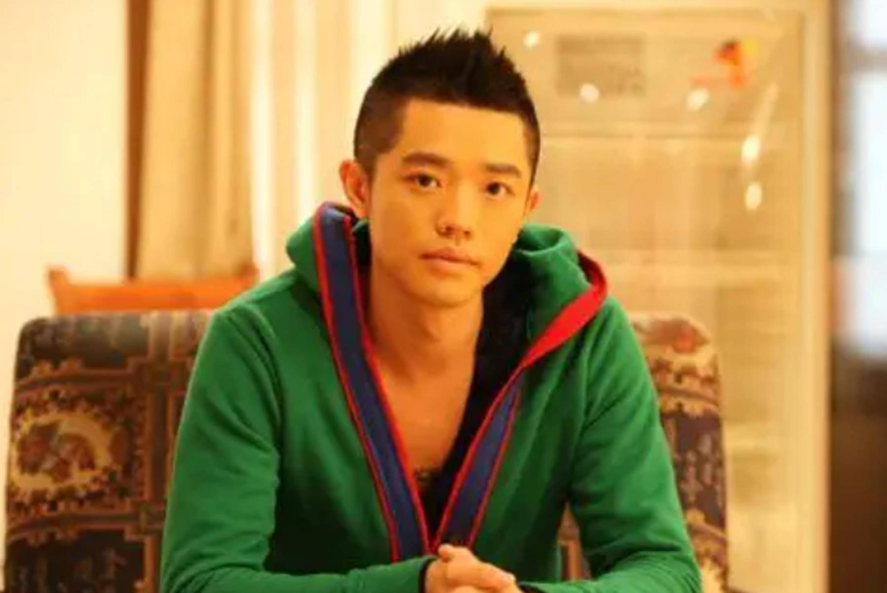 有种"整容"叫凤凰传奇,合作23年曾毅没变化,玲花却像变了个人_时候