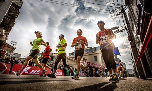 英国特搞笑马拉松赛事:仅1人成绩有效,第二名带4999人跑错赛道