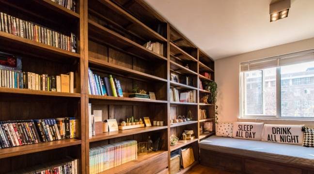 她将书房和客厅相结合,这样装修很"大气",令人羡慕!