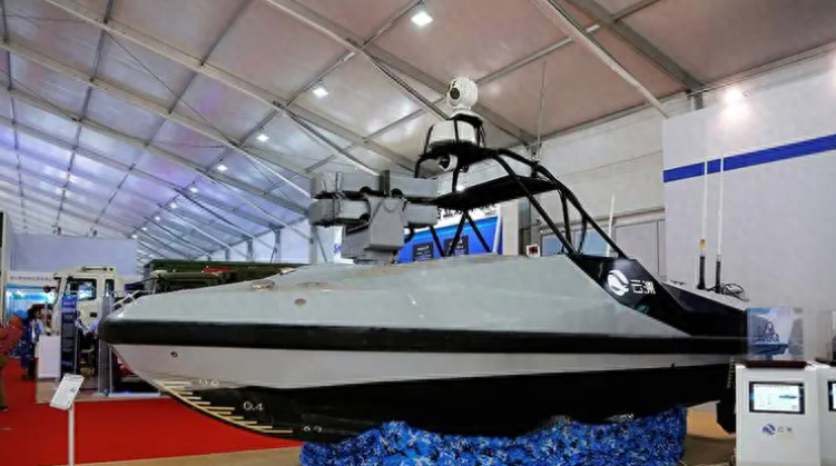 中国无人作战舰艇展出,280吨排水量航速达35节,携带32枚导弹_敌人