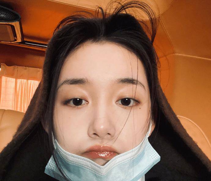 蒋依依近照,"直女角度"自拍暴露21岁真实状态,纯天然五官优越_镜头