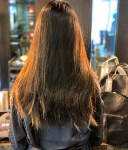 在剪短发之前,林依晨让朋友帮忙拍了一张长发披肩的背影照,应该是想留