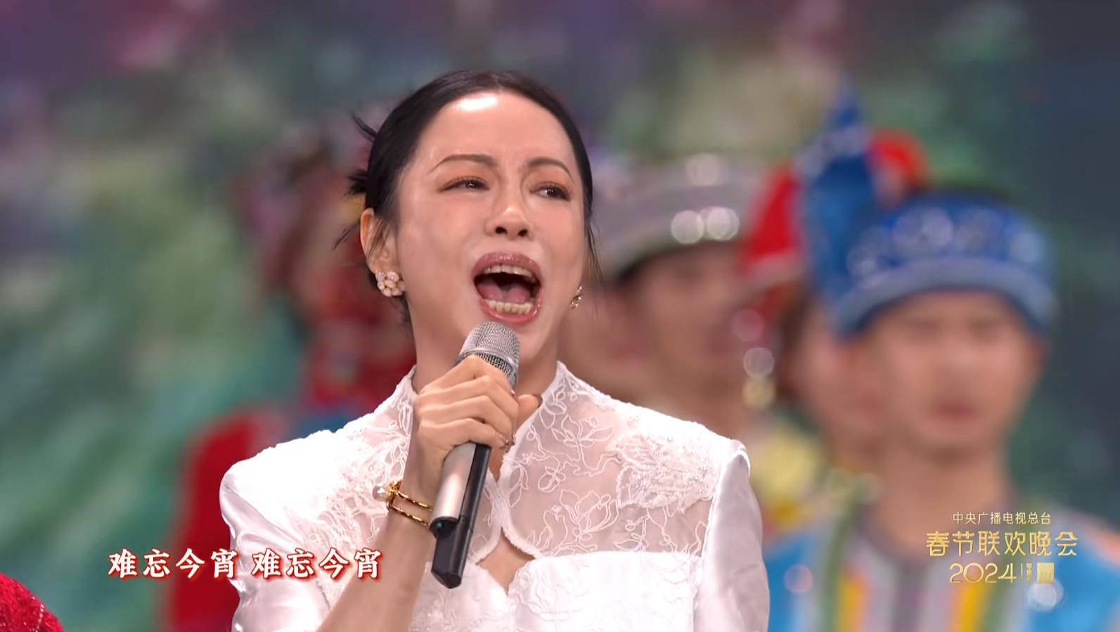 黄绮珊《难忘今宵》被骂!观众直言吓到了,长得丑就不能上春晚?