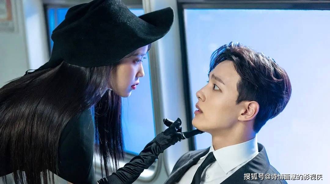 吕珍九饰)因一场命运般的邂逅,与千年孤魂张满月(李知恩饰)一同经营着