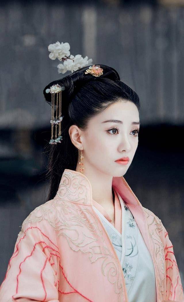 不仅如此,在准备提前拍摄《凤求凰》时,杨蓉的好朋友(于正)还为她大力