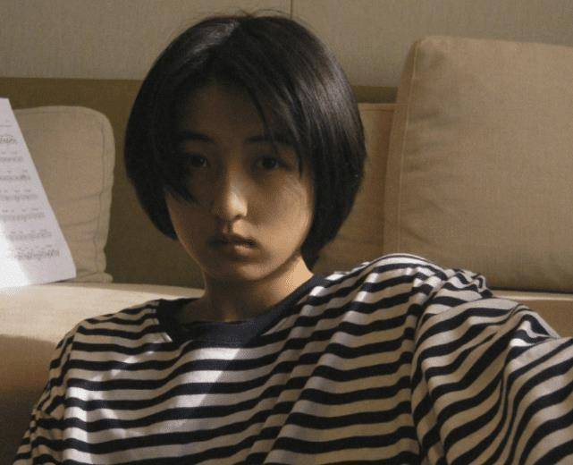 张子枫答应粉丝晒自拍,一口气发4张素颜照,额头上还有痘印?