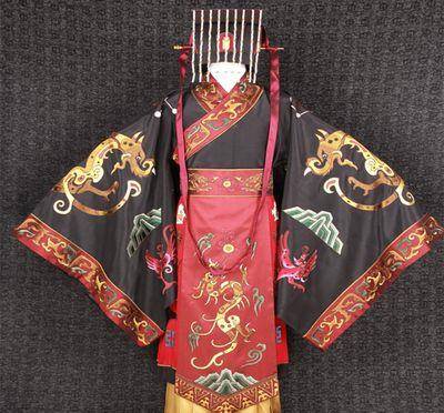 冠服也就是在正式场合的礼服,包括祭服,朝服等,实行深衣制,其主要的