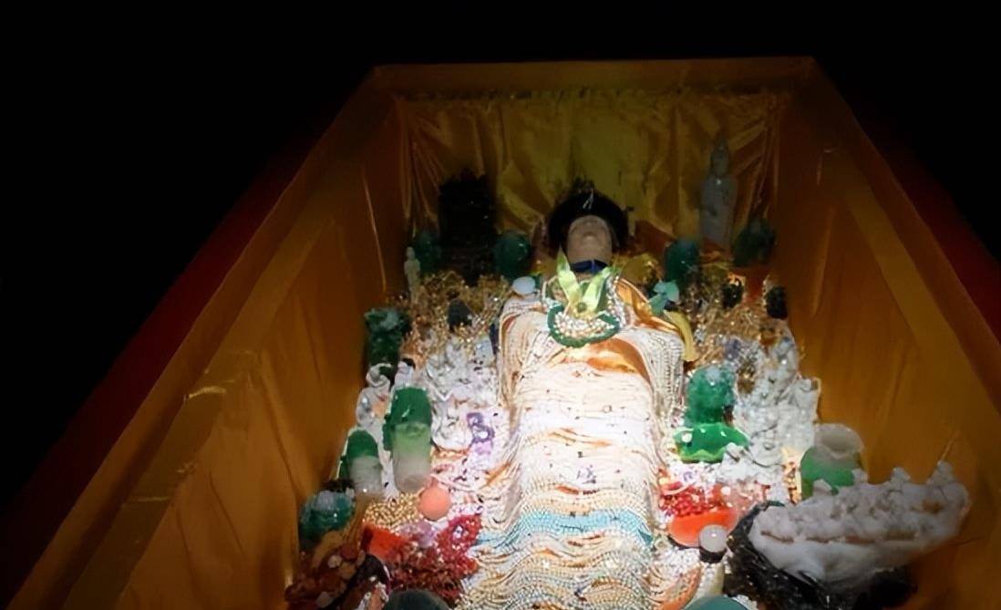 1972年内蒙发现康熙女儿墓,尸身穿龙袍240年不腐,葬