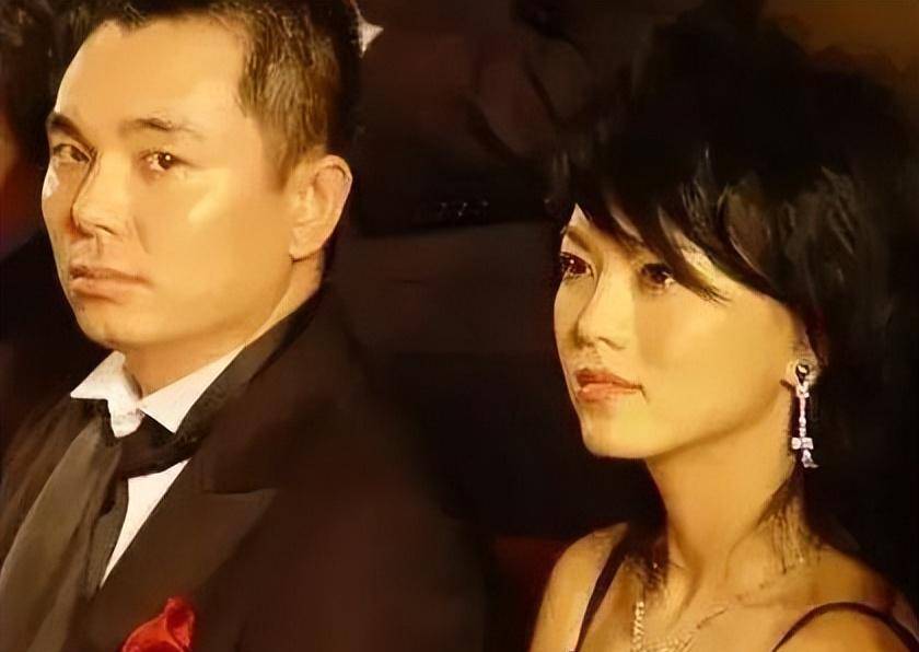 李湘炫耀家中鲜花,意外暴露男人胳膊,网友怀疑不是王岳伦的!