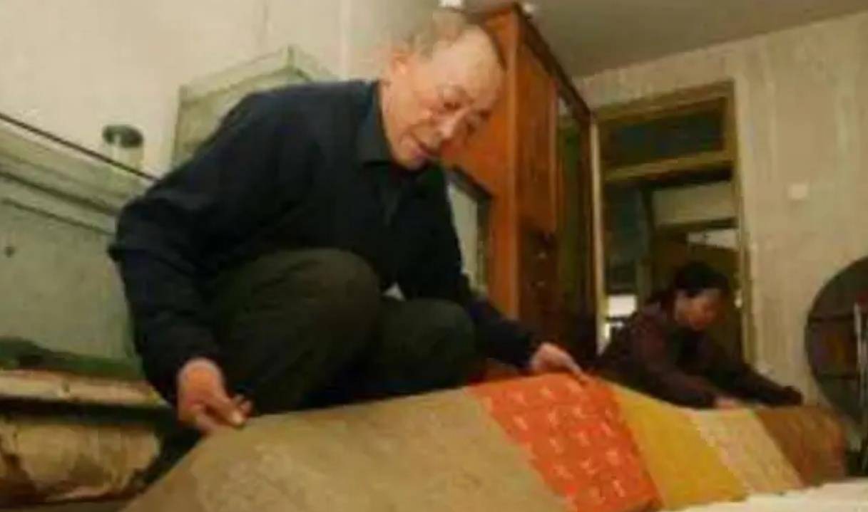 2003年,陕西老汉9道圣旨被博物馆借走,丢了2道,最后赔了多少钱_张振华