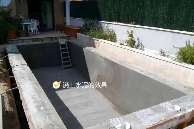 农村自建房就是爽,退休泥瓦匠爷爷,直接在院子里给孙子砌游泳池