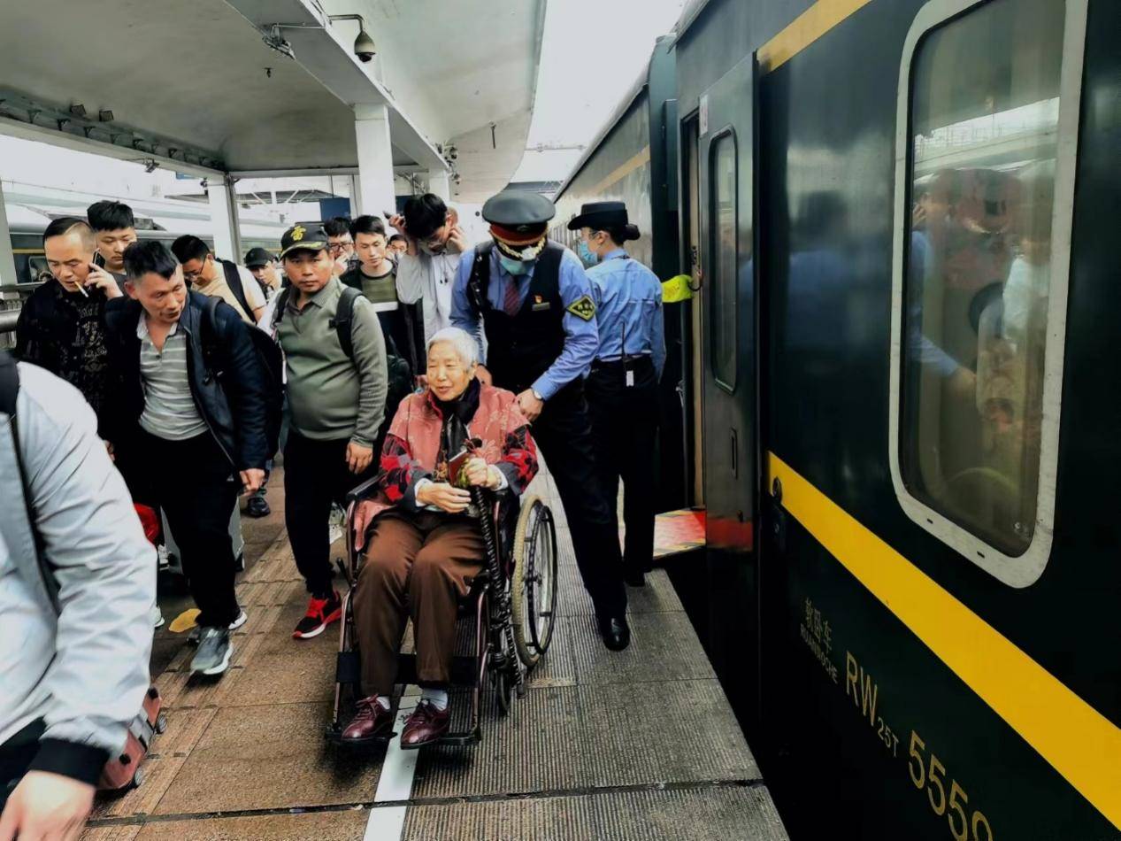 列车长王建得知这一情况,每次巡视到两位老人所在车厢时都会主动询问