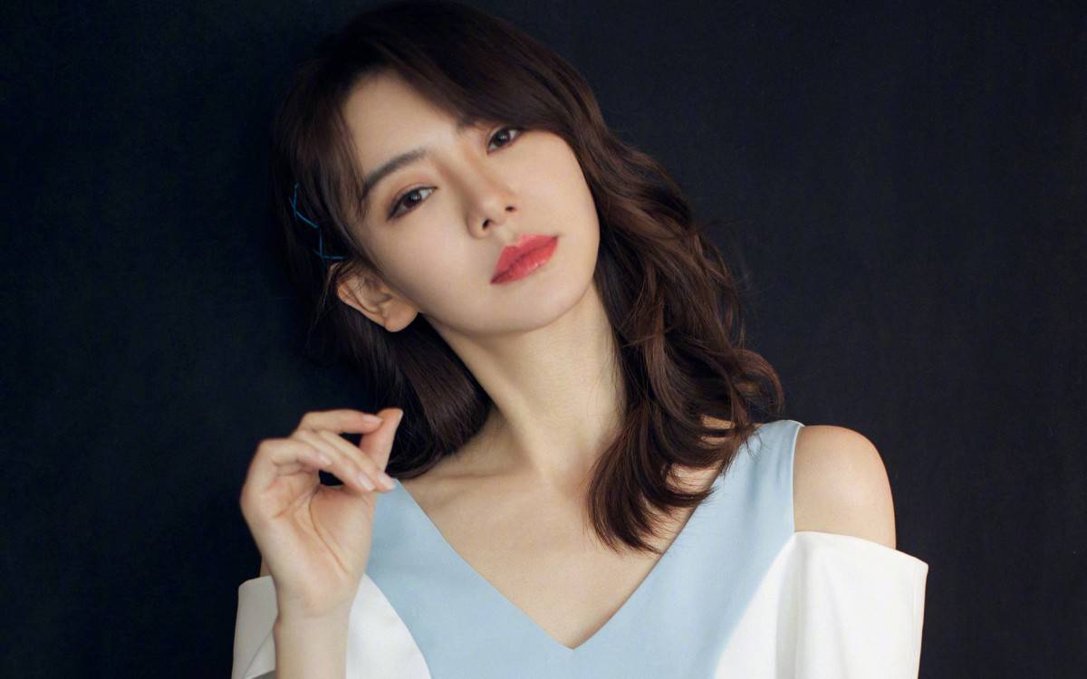 戚薇米兰时装周新妆容遭网友吐槽,瘦成纸片人,与刘涛同框被碾压_时尚