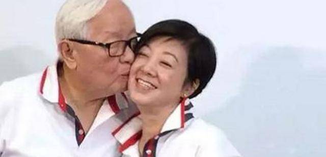 1999年,张淑芬与吴丁凯离婚,随后才与张忠谋走进婚姻的殿堂,据说结婚