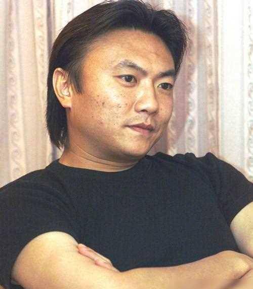 足坛球霸"魏大侠":为救队友挨17刀,娶羽坛女神为妻生活幸福_魏群_故事