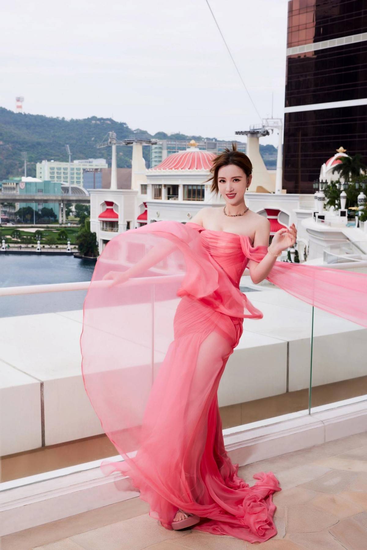 被天津美女"张萌"惊艳到!穿抹胸裙变"大号水蜜桃",性感又迷人