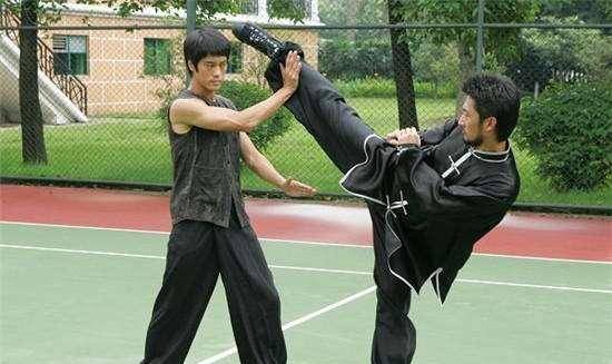 李小龙这位日本徒弟,生活艰难仍不用身份谋利,至今仍在为他扫墓_木村