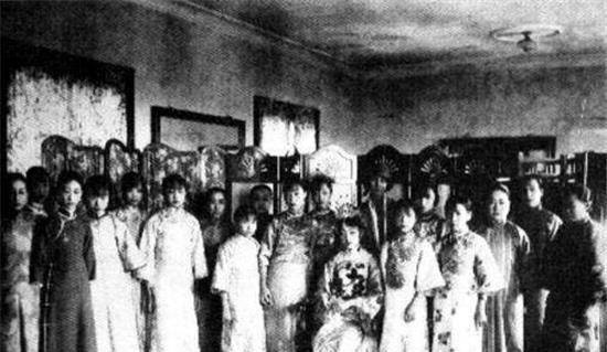 9张溥仪与婉容大婚老照片,图3是婉容的花轿,图9是两人的喜床_婚礼