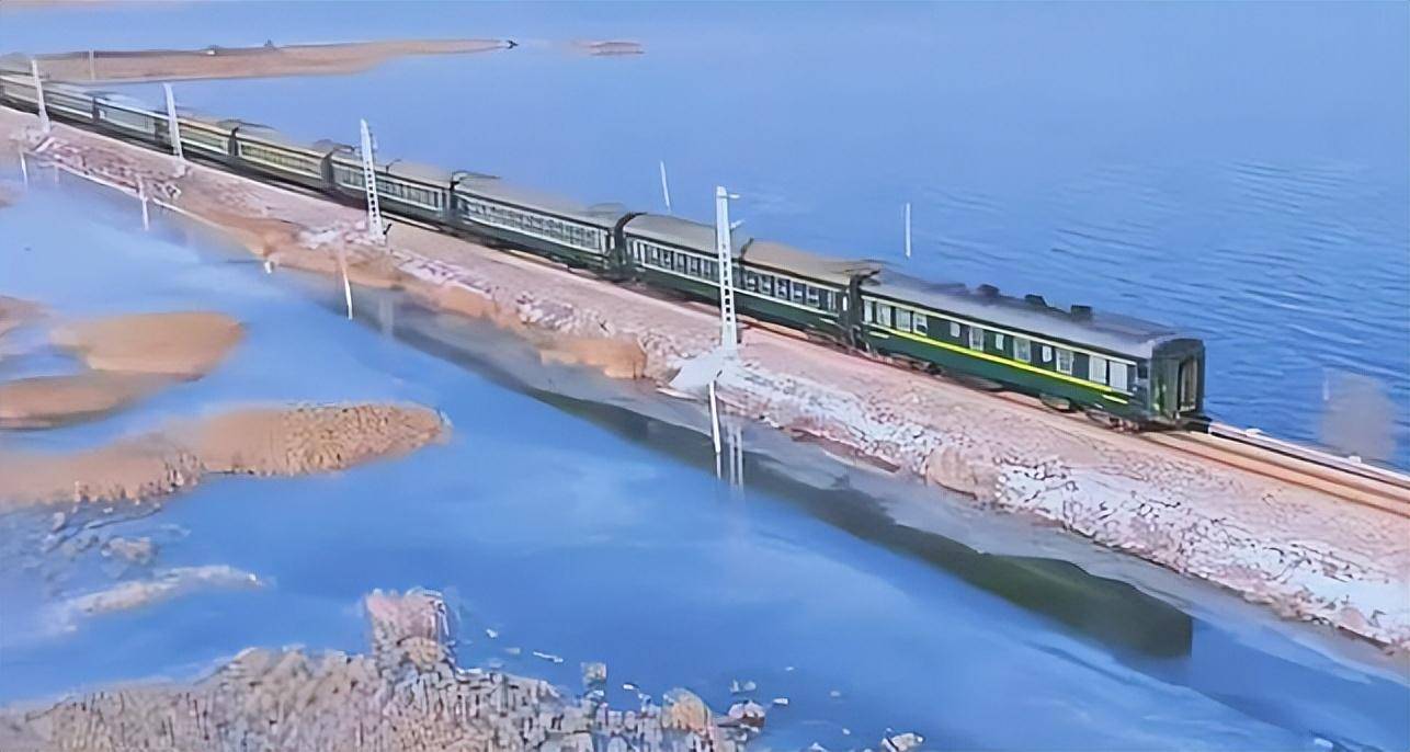 暴雪下高铁停滞,绿皮火车却能风驰电掣,绿皮火车为何不惧风雪?