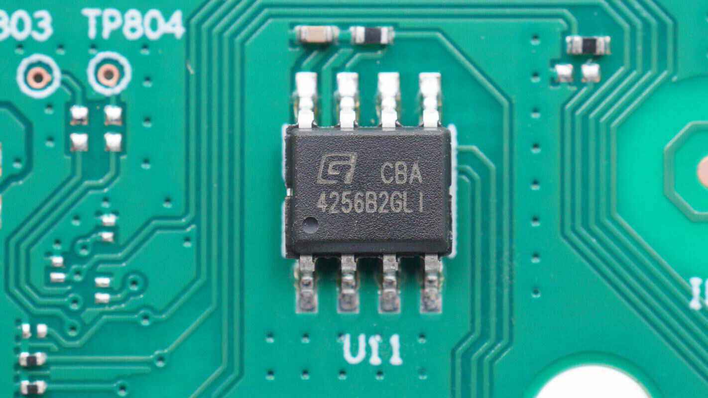 为交换芯片供电的同步降压电路特写,降压转换芯片丝印aa.