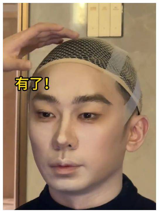 杨迪的缺点主要集中在凸嘴,小眼睛和凸鼻等方面,整体看起来有点像山顶