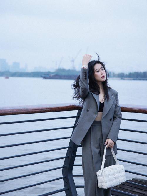 朱珠一家三亚旅游,穿比基尼热辣如"人间尤物",女儿呆萌超可爱_带着