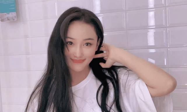 张馨予生娃2年后再现长发,淡妆模样清秀十足,难怪何捷当年会心动_短发