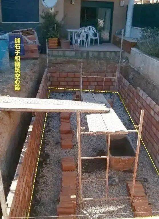 农村自建房就是爽,退休泥瓦匠爷爷,直接在院子里给孙子砌游泳池_水泥