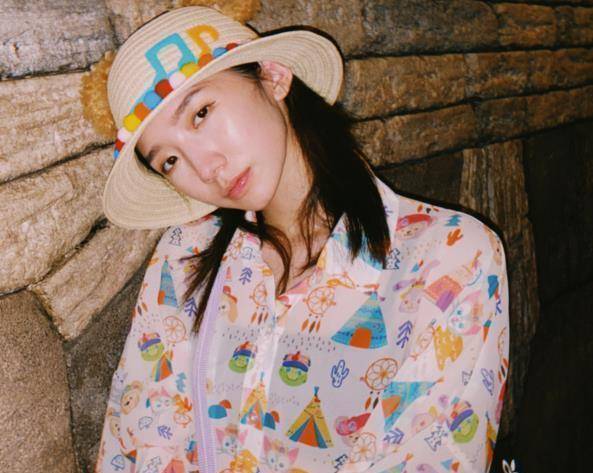 孟美岐晒聚会照,穿卡通衬衫俏皮十足,闺蜜宋妍霏"小鸟腿"优越_时候