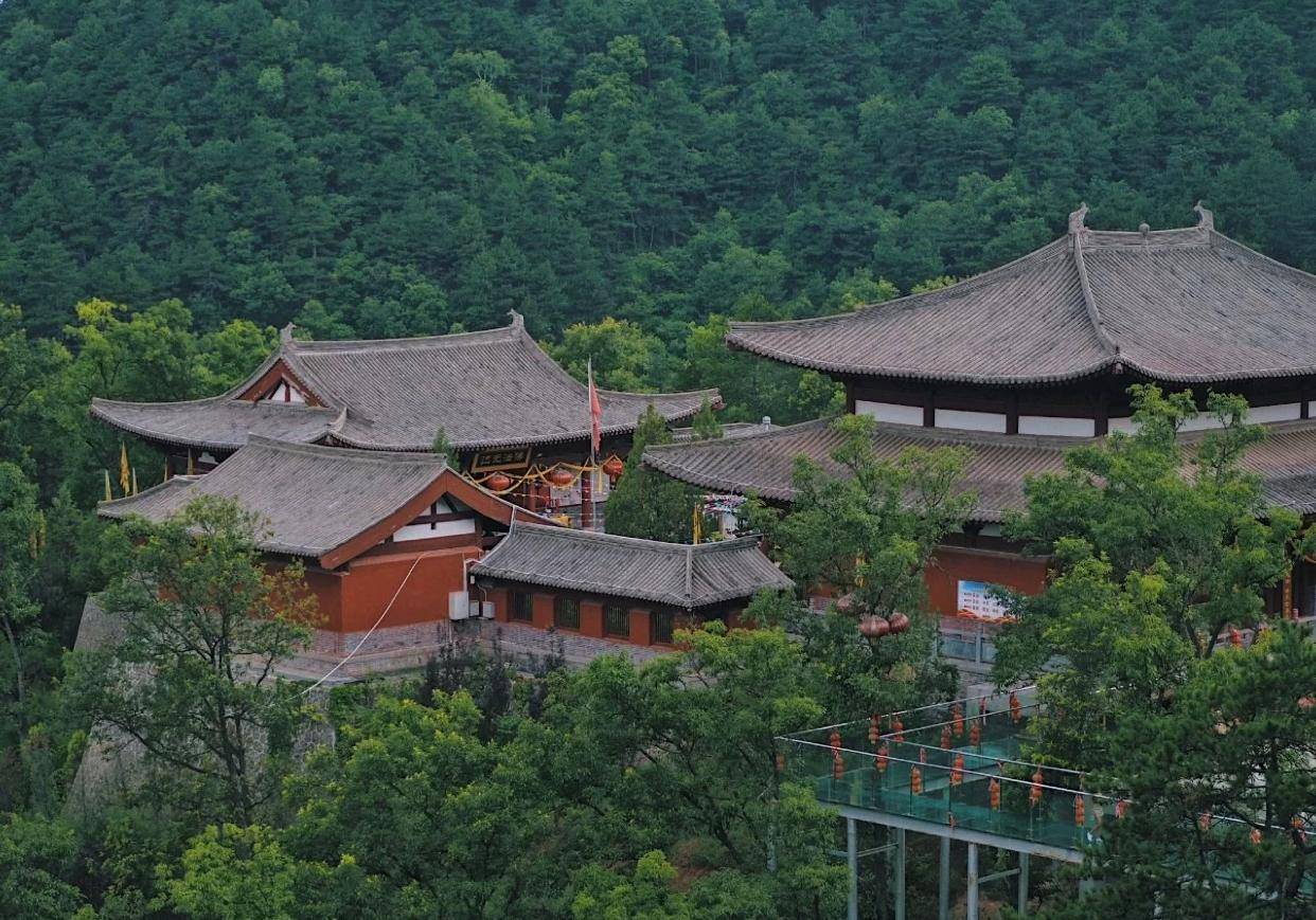 陕北最大原始森林公园,有3千米悬空栈道和悬崖秋千,风景壮美_黄陵_南