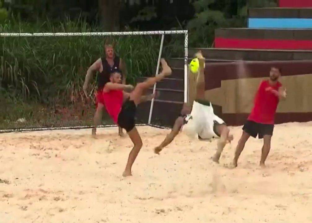 43岁小罗神级演出:节目中胸部停球 倒钩破门!