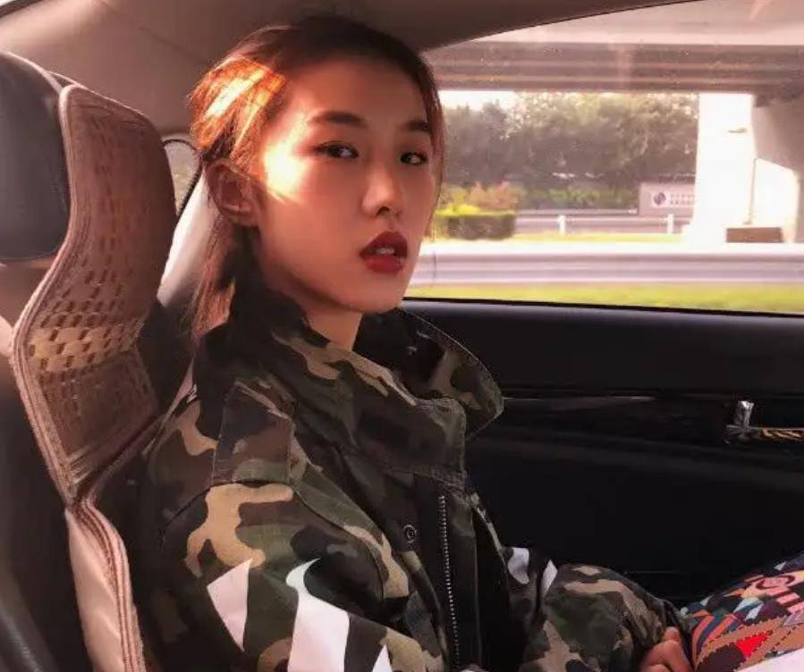 刘思琦:16岁吃饭靠人喂,每个月零花钱30万,开跑车摆地摊_父母_生活