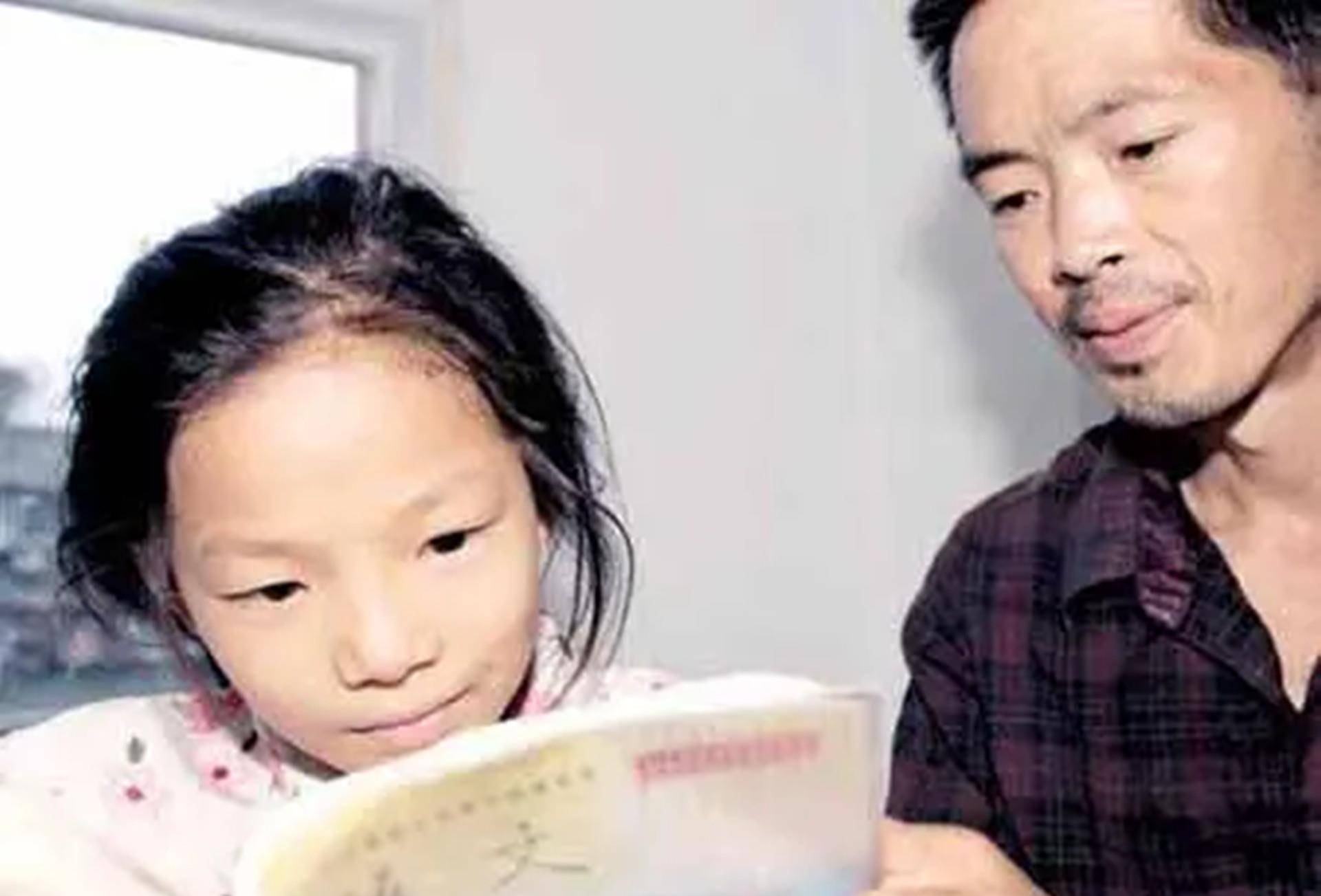 小佘艳听到爸爸这么说并没有惊讶,只是抱住了佘仕友对他说:"我知道,但