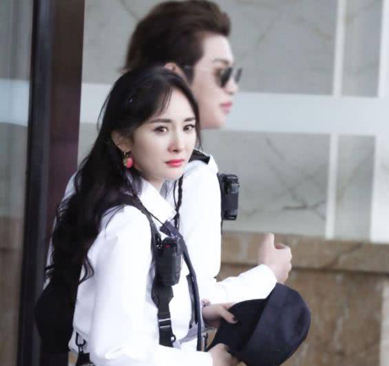 《密逃》录制"蒙眼游戏",黄明昊直接扶肩膀,谁注意杨幂的手?