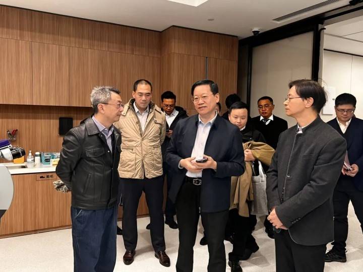 佛山市委常委,市委统战部部长丁锡丰到爱尔眼科集团总部调研_双方