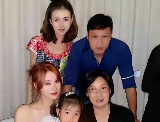 范志毅生活曝光:宠妻,头婚女儿接纳后妈,大妻子18岁也穿情侣装_潘志毅