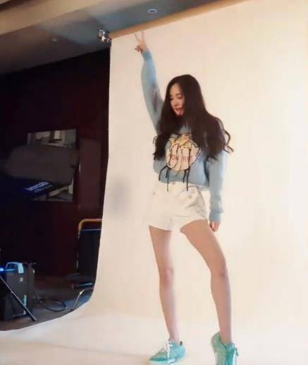 杨幂片场拍摄再现"麻花腿",看清坐姿我酸了:确定生过孩子?